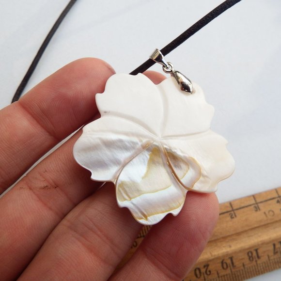 8.8grams Mother Of Pearl Carved And Polished Flower Design NeckLace - Picture 8 of 9